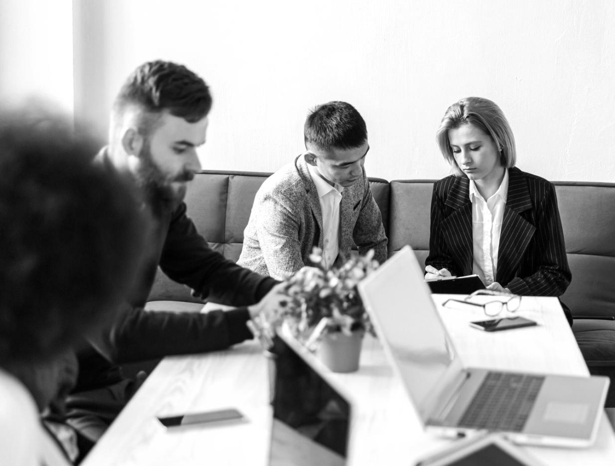 Moderne Arbeitsplätze im monalytharivo Büro mit Blick auf innovative Finanztools und Analysesoftware