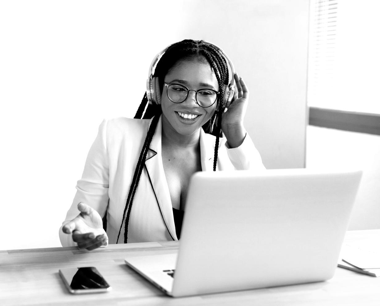 Team-Meeting bei monalytharivo mit Finanzanalysten bei der Diskussion von Marktstrategien und Investitionsplänen