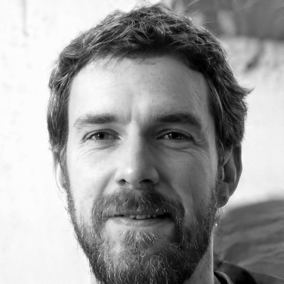 Porträt von Sebastian Kraft, Senior Analyst bei monalytharivo, in modernem Büroumfeld