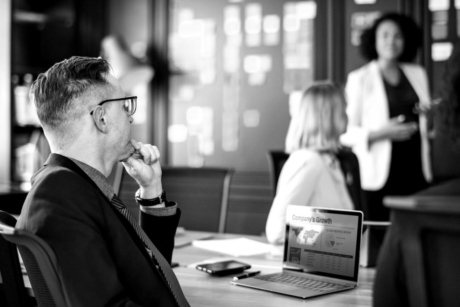 Moderne Büroumgebung mit Finanzanalyse-Tools