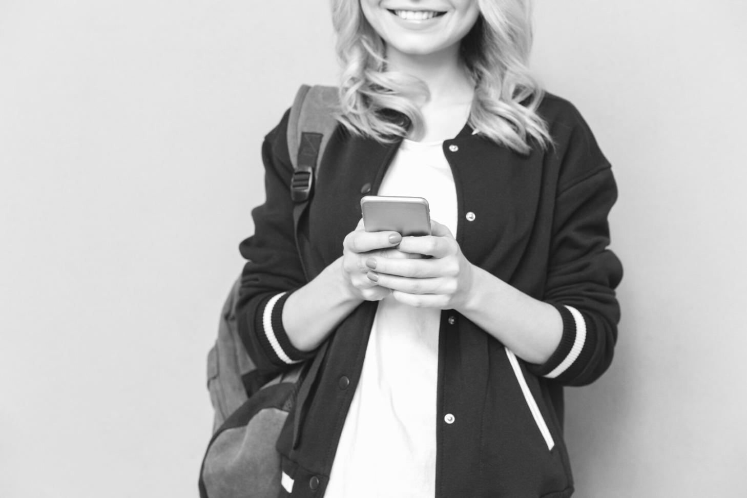 Finanzteam bei strategischer Planungssitzung mit Marktdatenanalyse